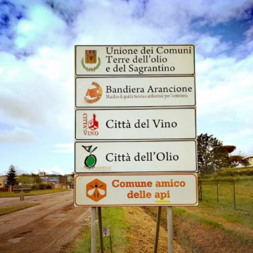 Il Comune di Bevagna inaugura la targa “Comune amico delle api” all’ingresso della città